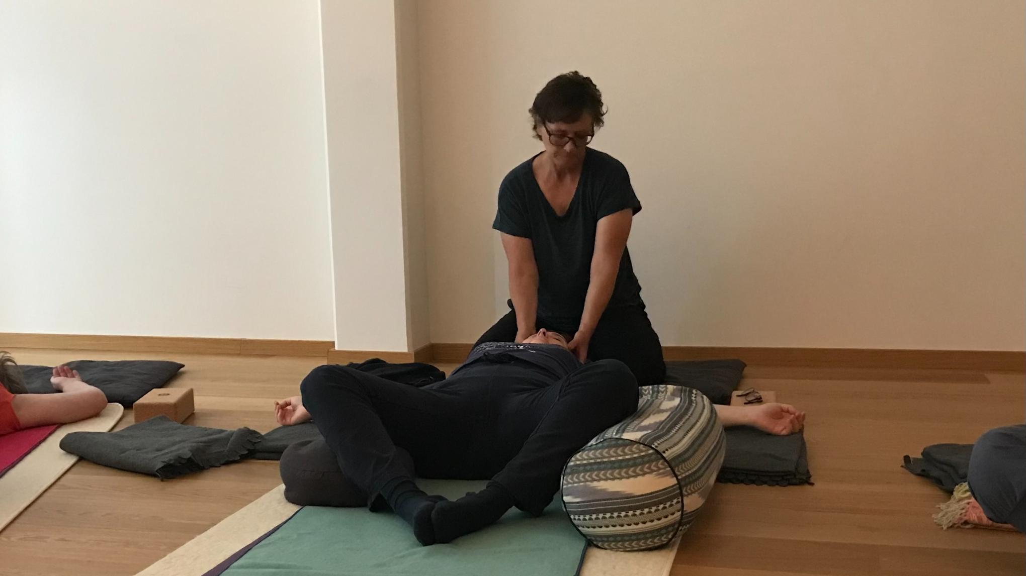 Heilsames Yoga mit einem Hauch von Thai mit Manuela & Petra