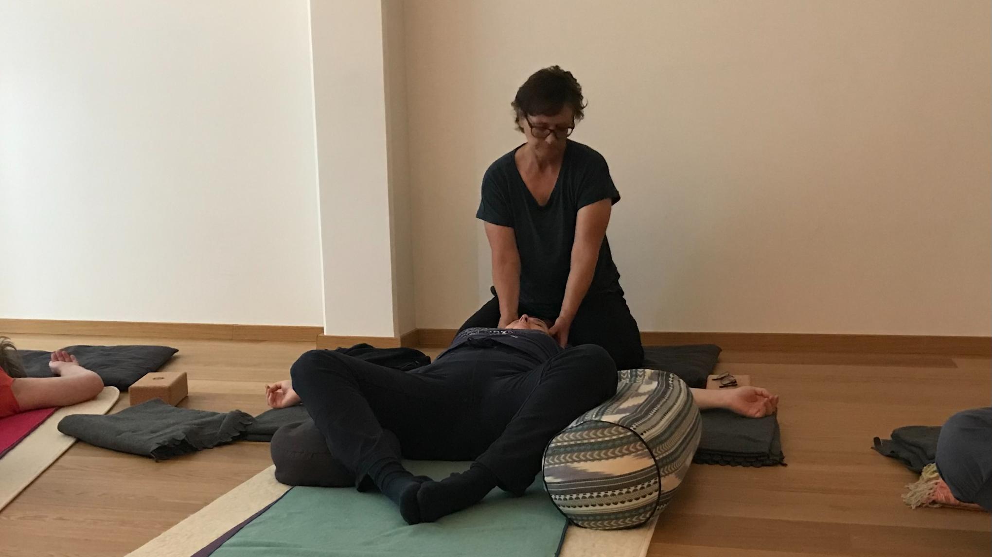 Heilsames Yoga mit einem Hauch von Thai mit Manuela & Andrea