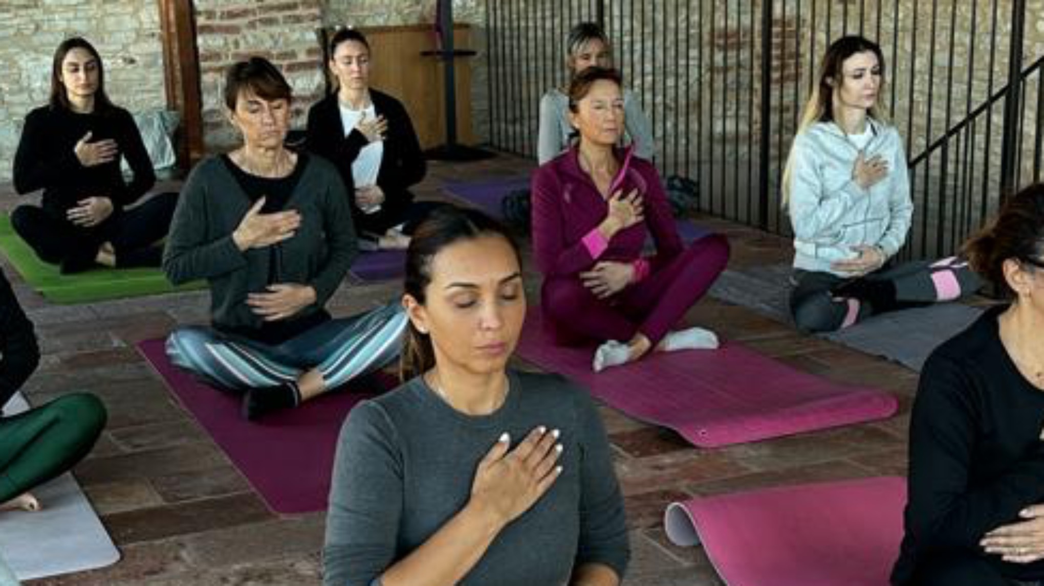 IL PIACERE DI SENTIRSI NEL CORPO - YOGA E BIOENERGETICA-