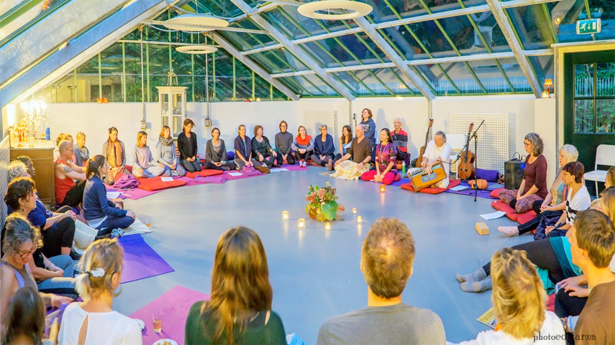 Kirtan chanting with Nigam & friends (english)