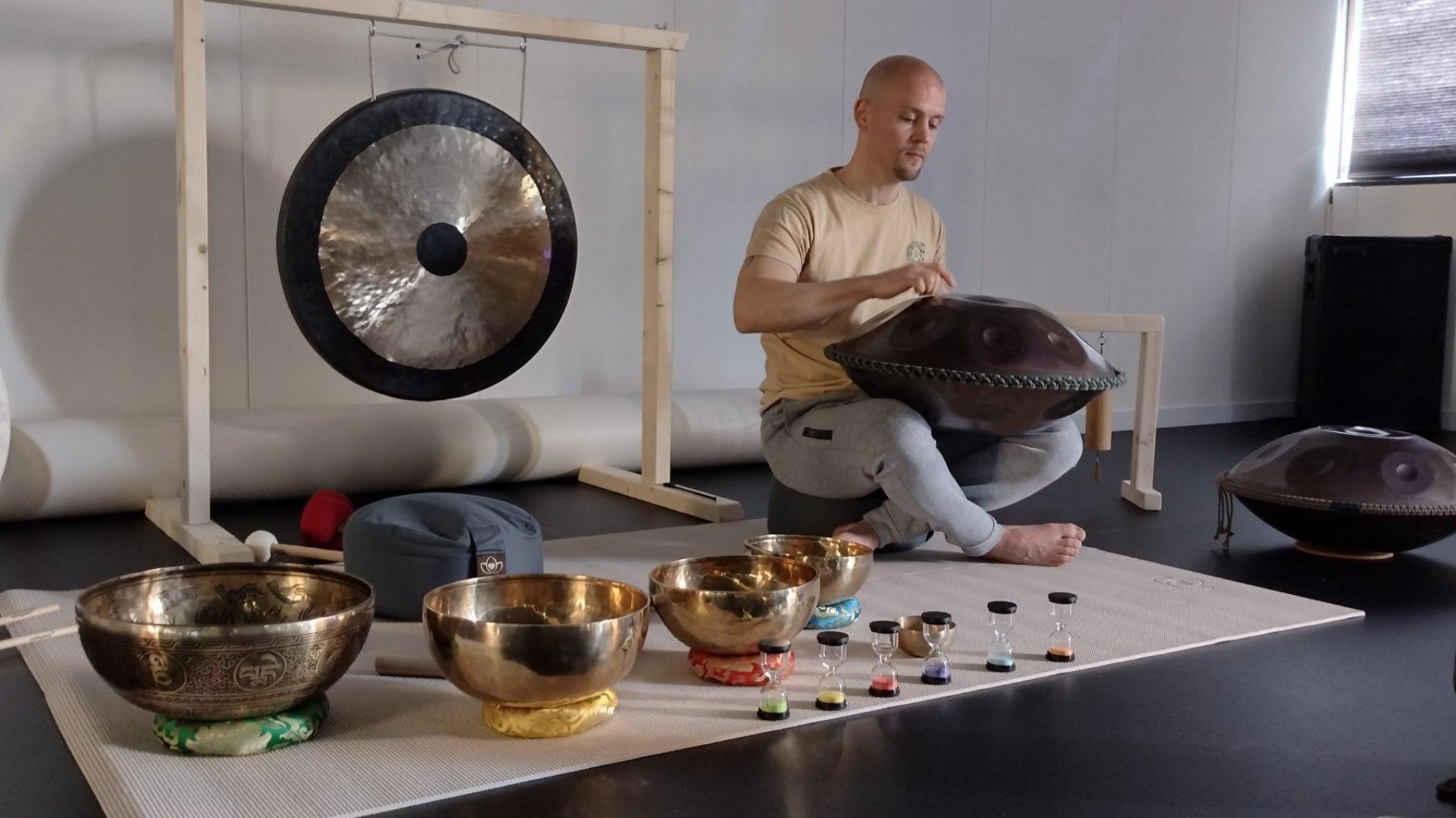 Zachte Yin Yoga met klankconcert & handpan van Edwin Meiners