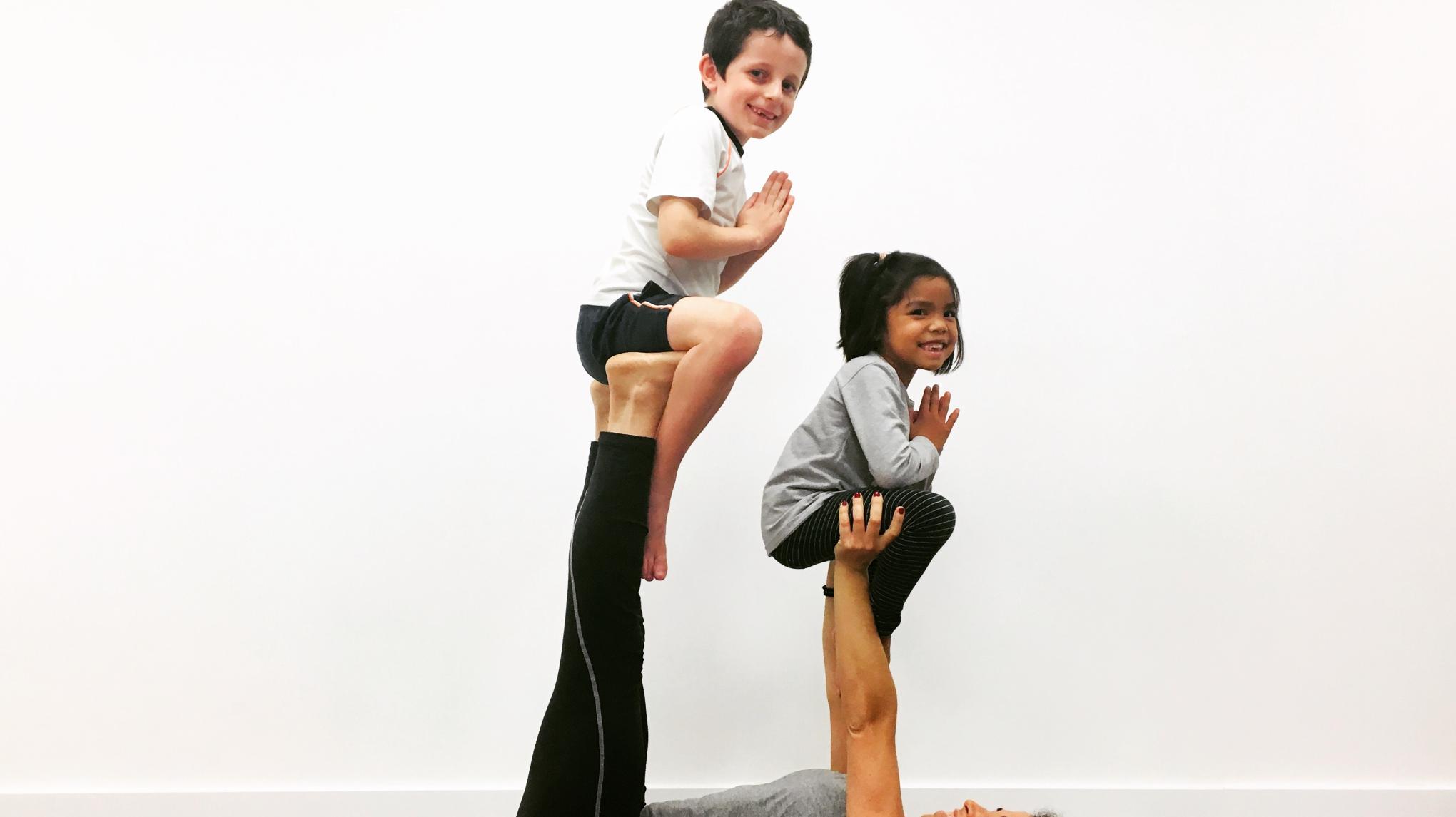 Taller de Acroyoga en familia