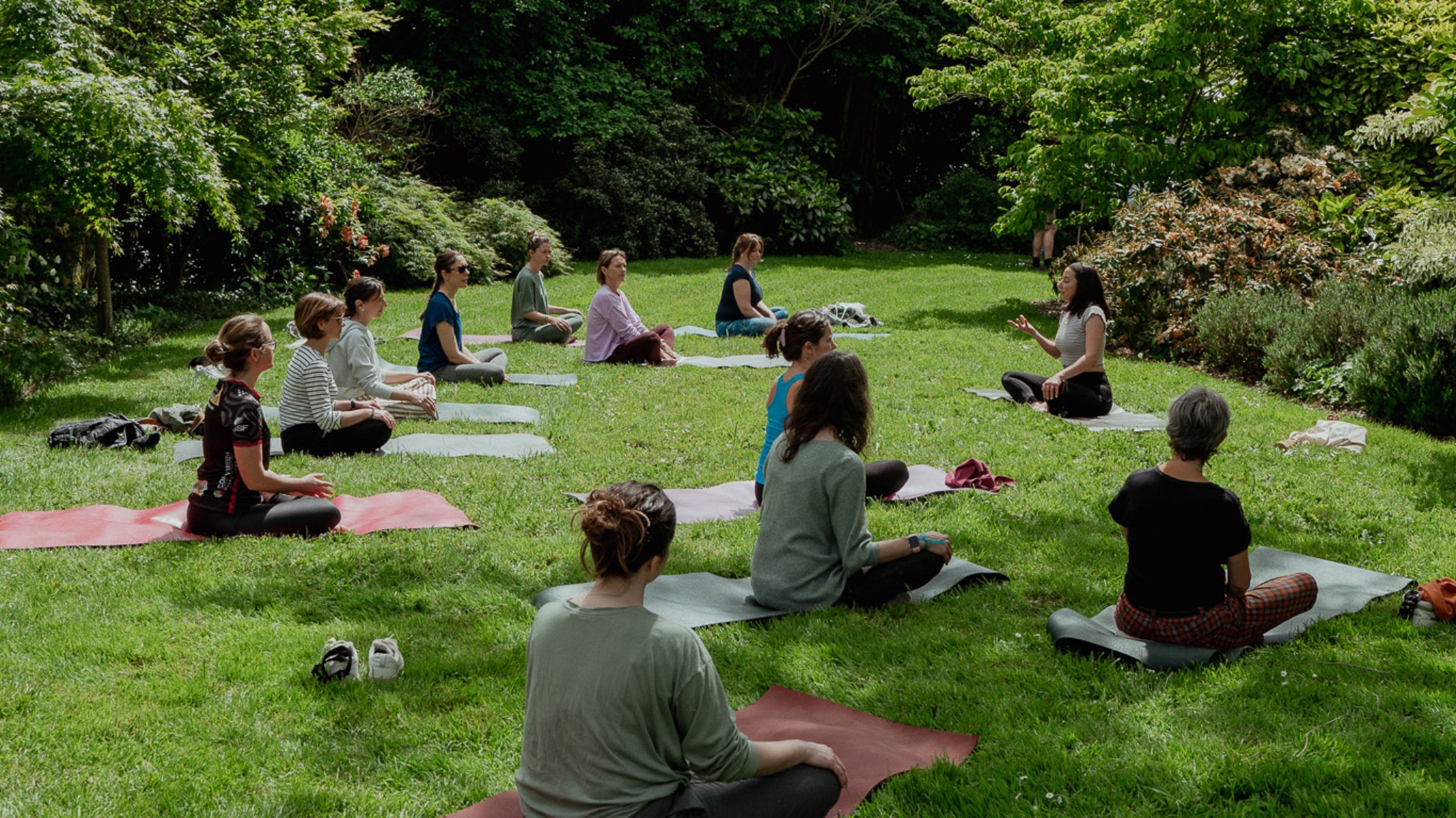 Outdoor vinyasa flow 🌞🌼