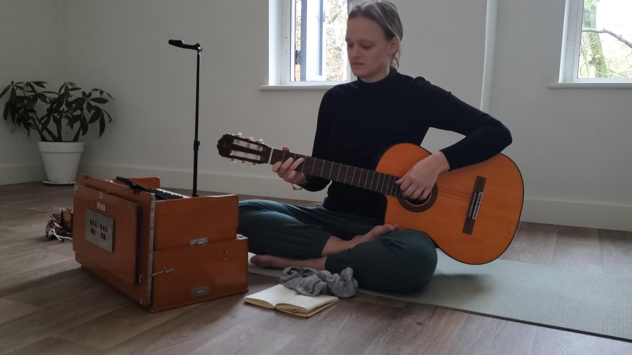 Mantrazang januari - met live muziek door Nikkie