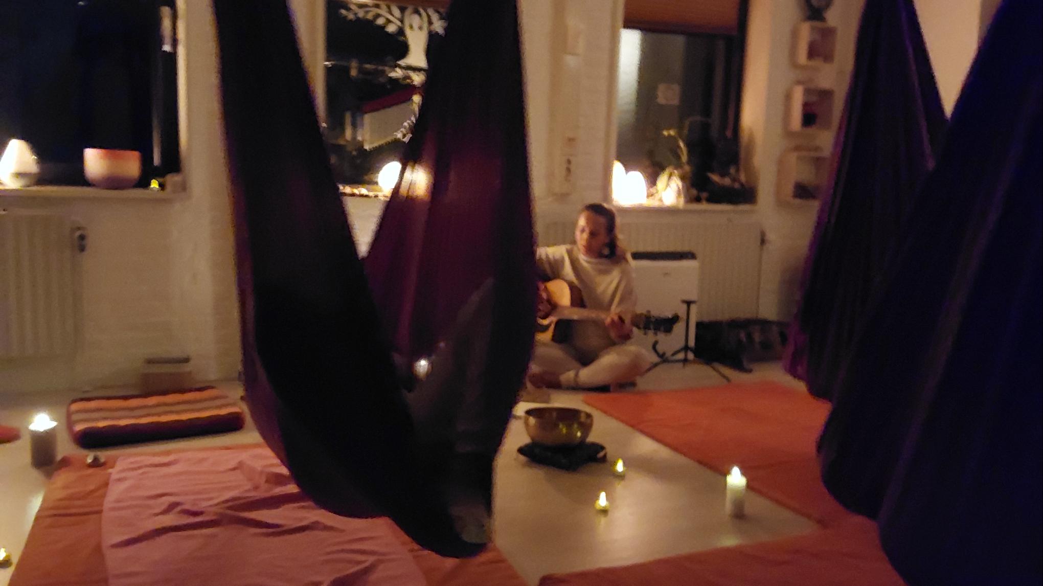 Soundhealing in de Aerialdoeken & Yin: met Patricia en Saskia €55