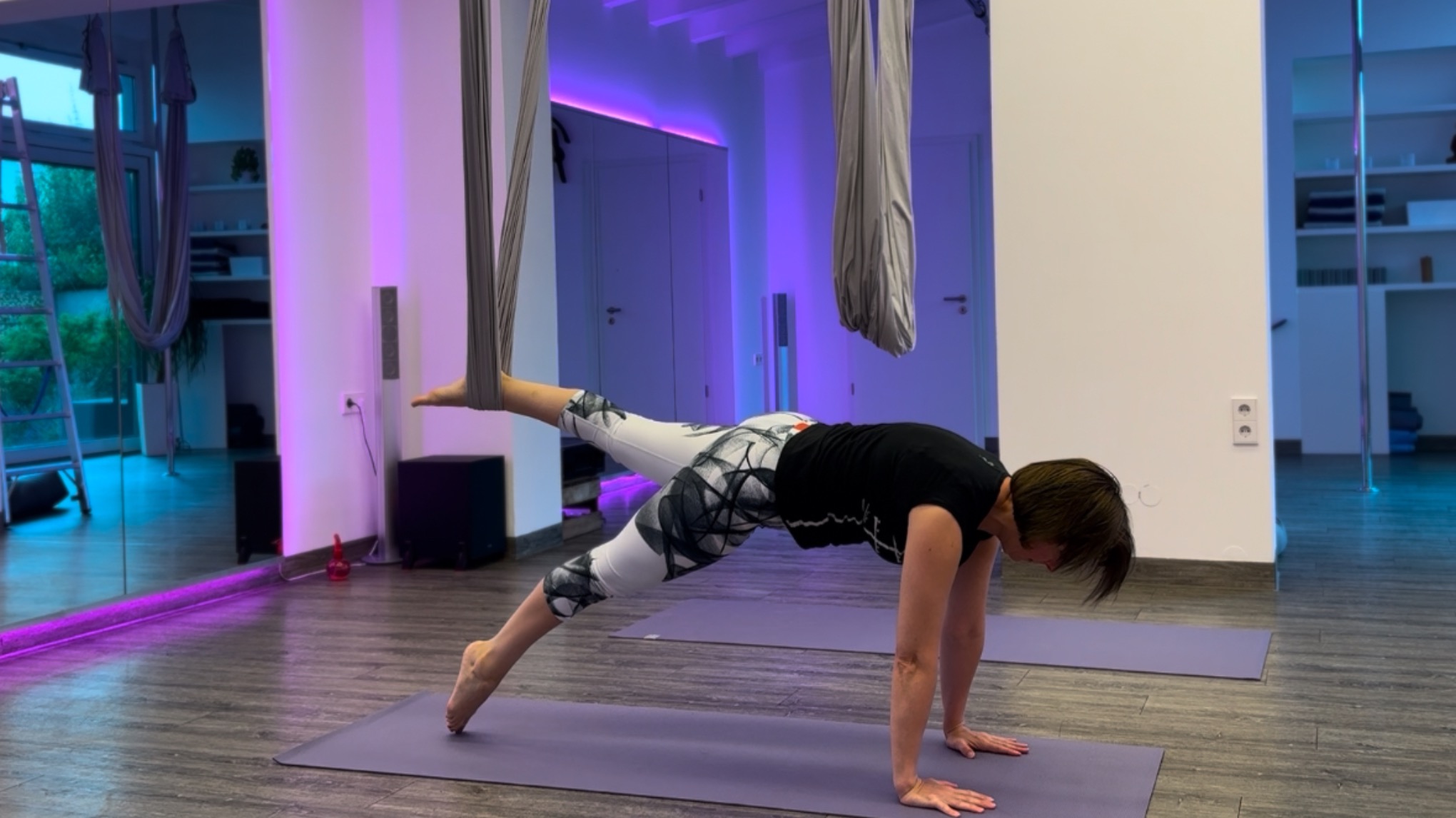 Aerial Yoga Flow Workshop: Sonnengrüße in der Luft