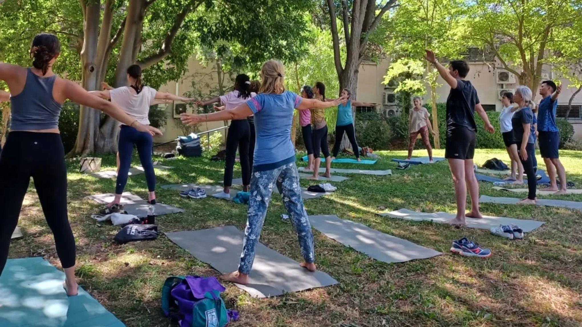 Cours de yoga au Parc de la Magalone
