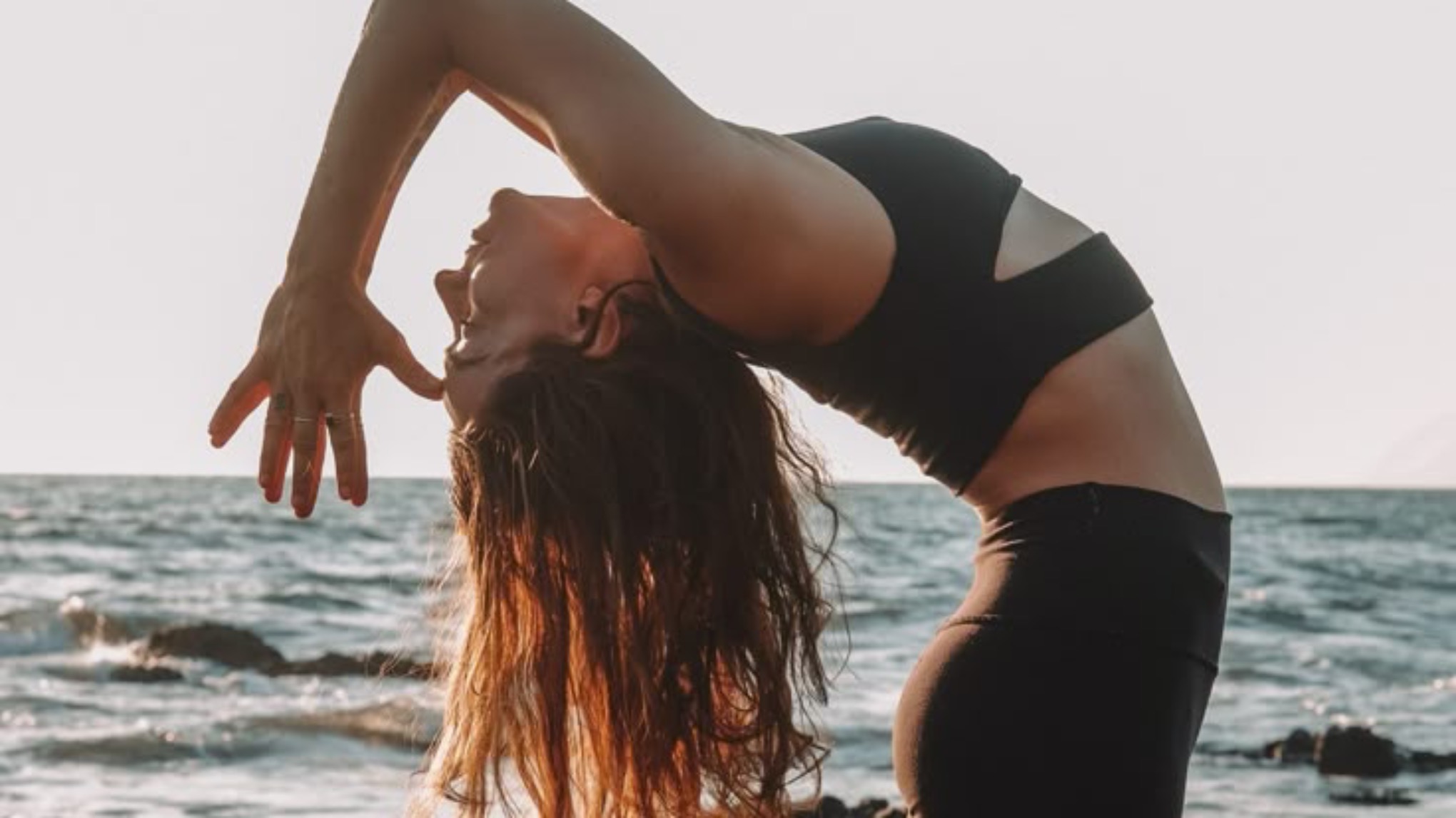 Au rythme des vagues 🌊 : yoga, surf et bien-être - avec Hanane