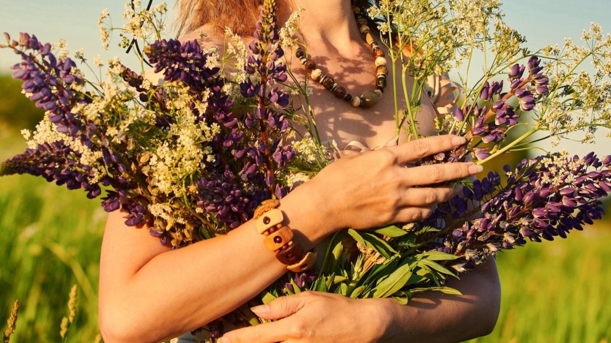 Sunset yoga, qi gong en bloemenpluk