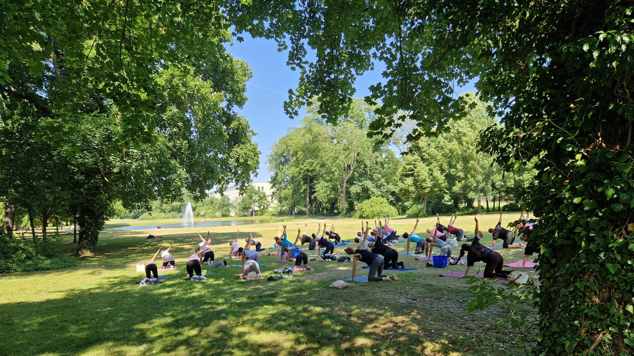 Yoga meets Pilates im Schlosspark