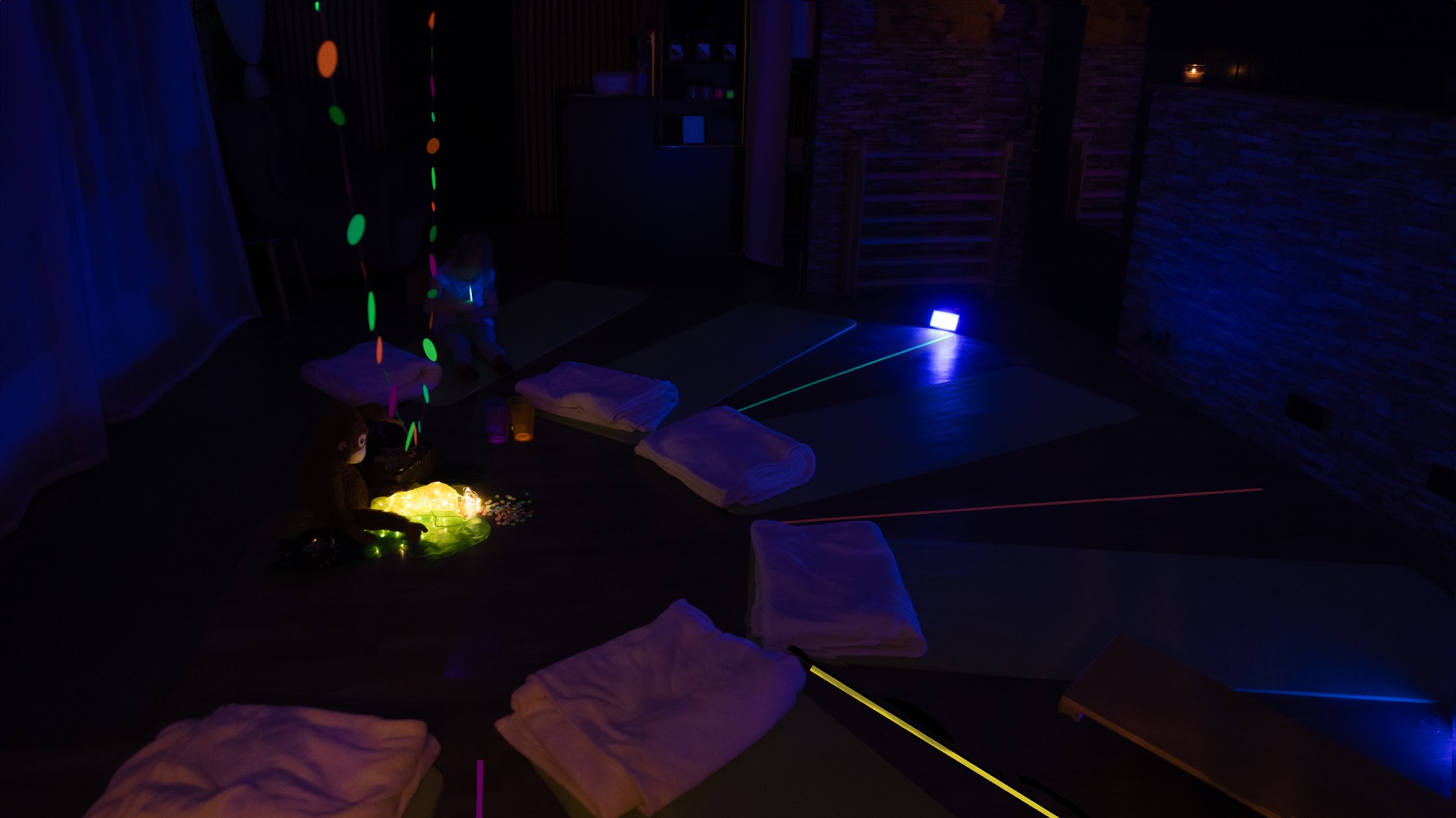 Familienyoga im schwarzlicht "Reise ins Weltall"