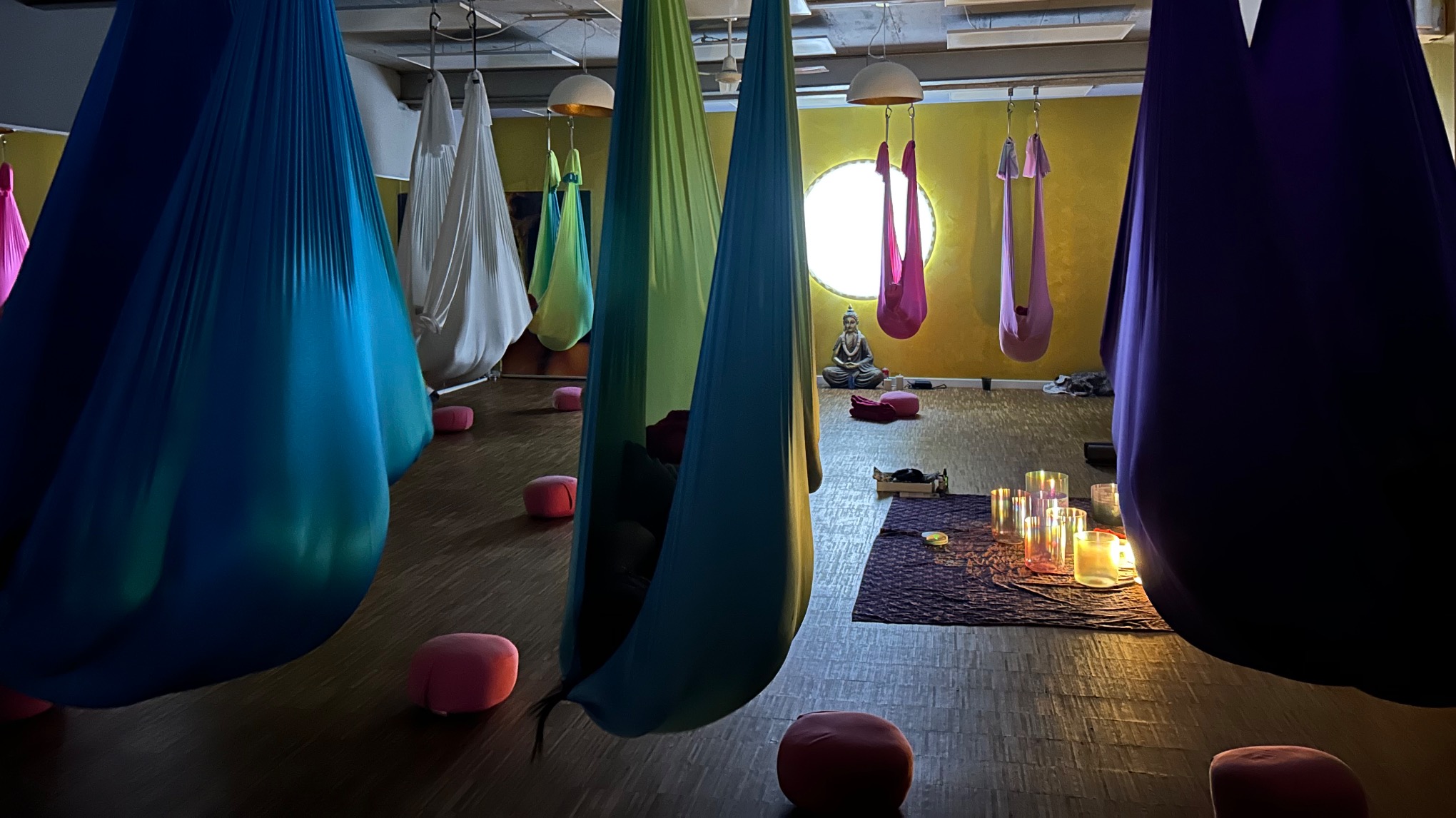 Aerial-Yin Yoga & Klangbad im Tuch