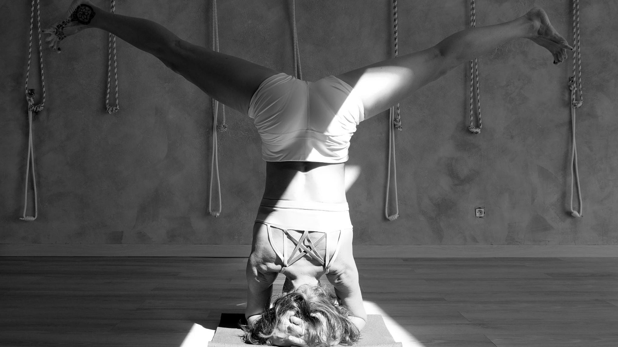 Cours de postures inversées et  prāṇāyāma