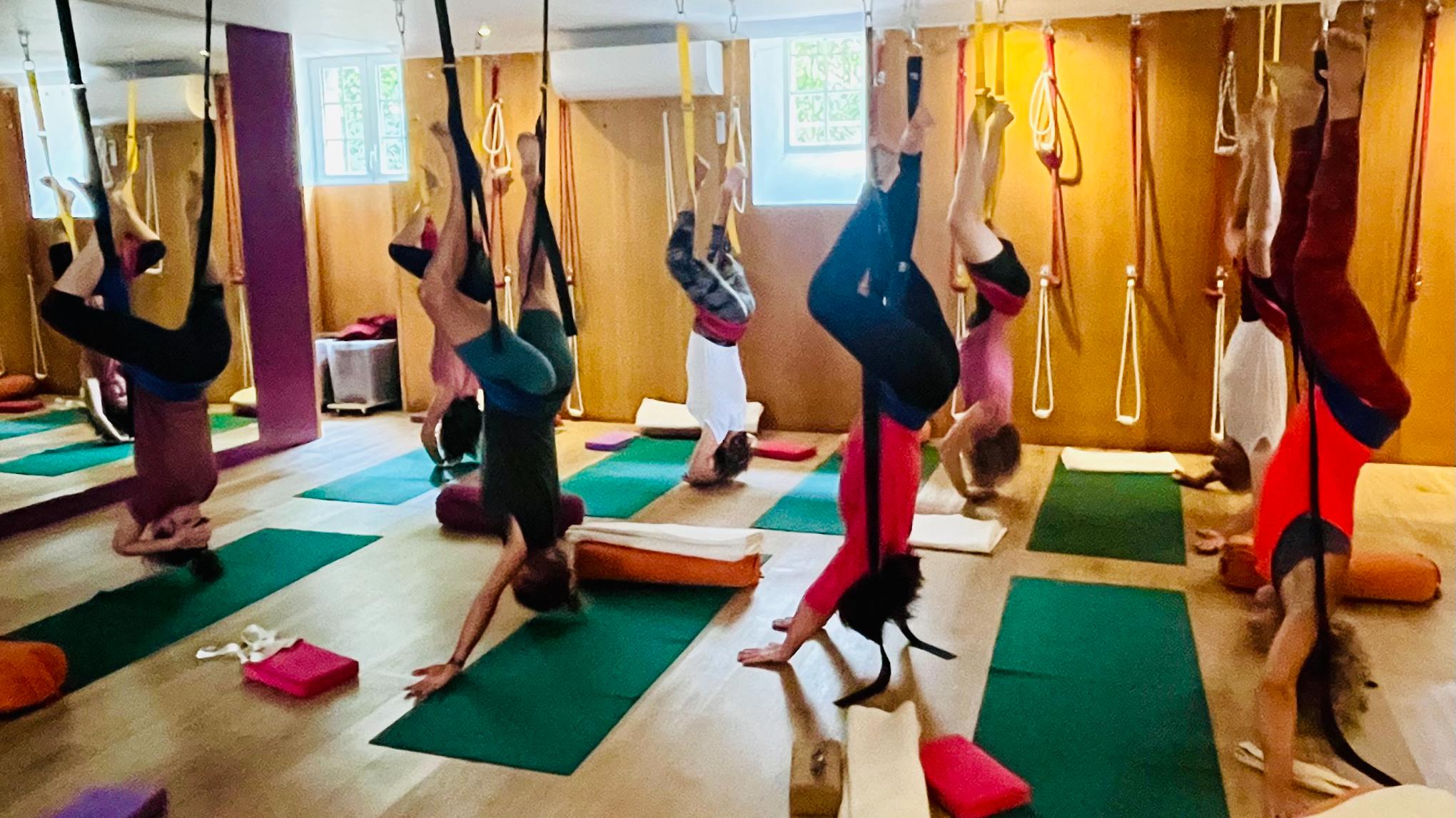 Cours de postures inversées et prāṇāyāma