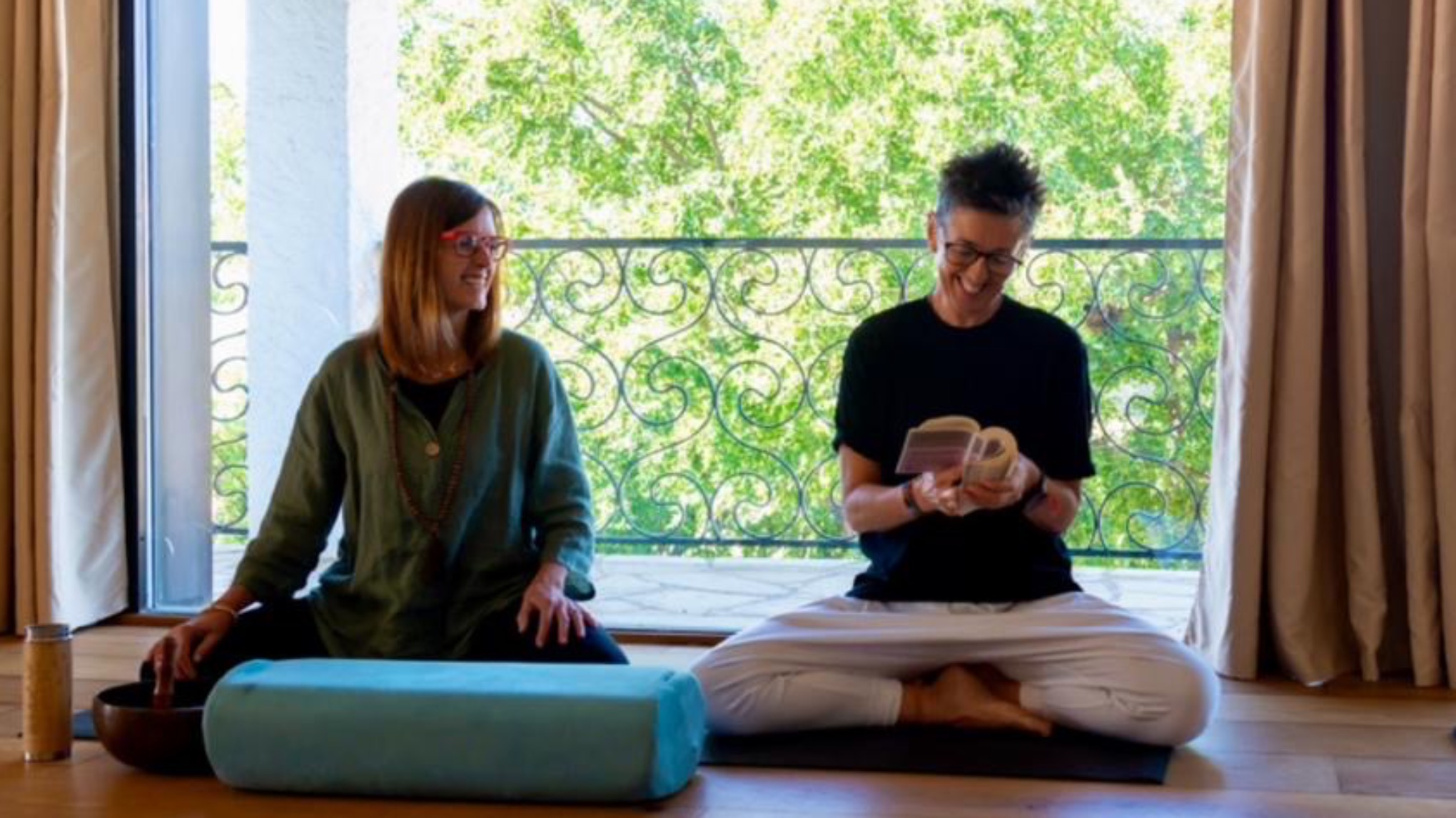 Oasis de Calma: Yoga, Brunch y Viaje Sensorial