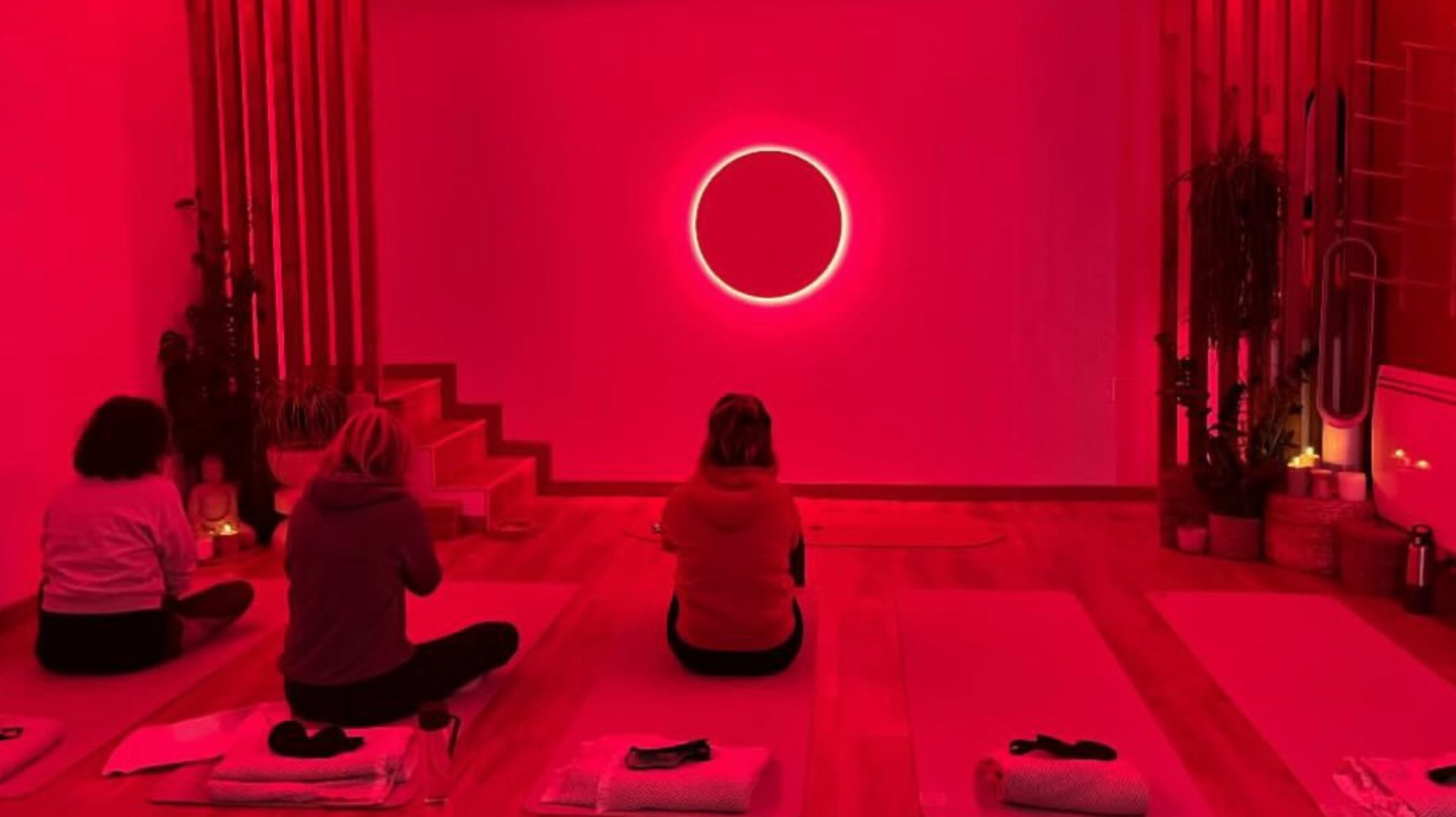 YOGA AVEC ALEXANDRINE : ECSTATIC ET YEUX BANDES