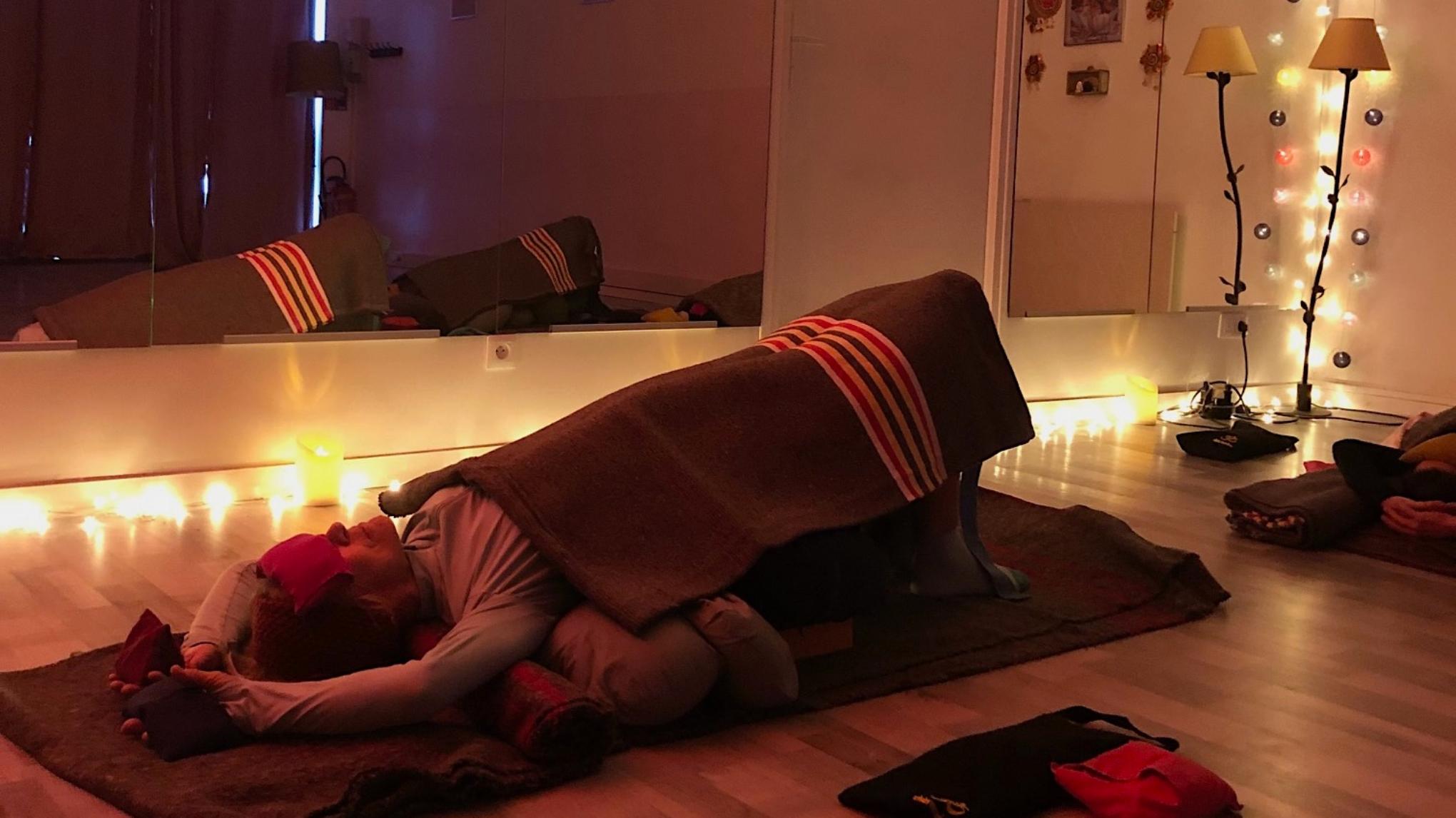 SÉANCE DE YOGA RESTAURATIF