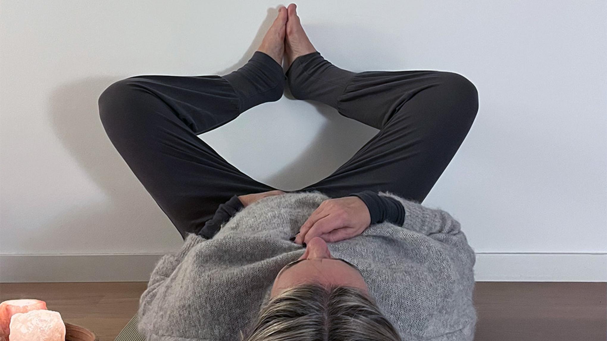 Yin Yoga tegen de muur met Susan