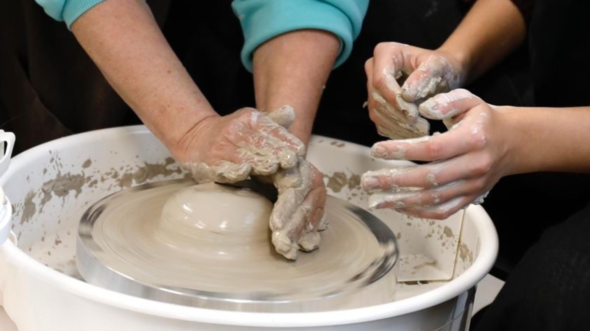 Inschrijf workshop: pottenbakken op de draaischijf en handopbouw met klei