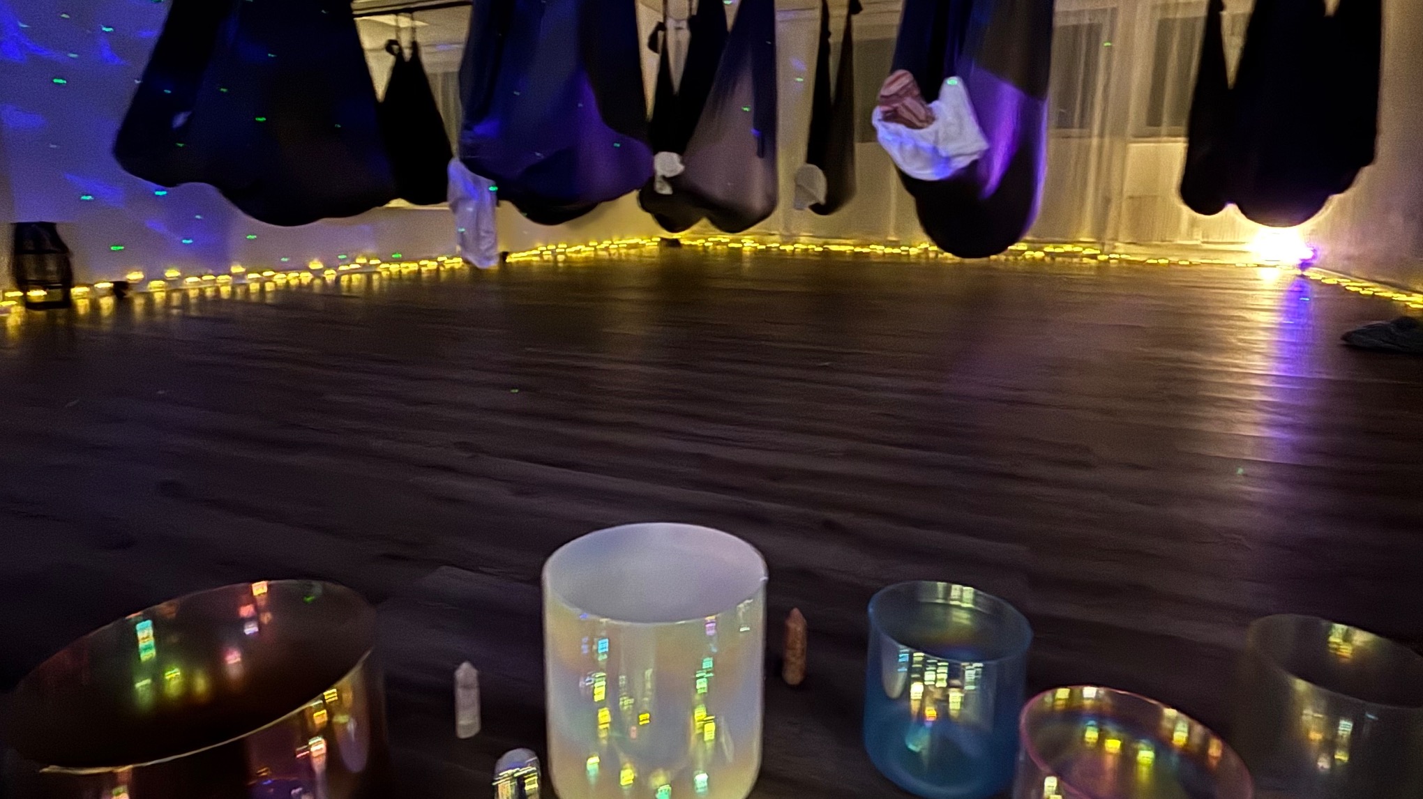 Sanft getragen - Herzmeditation & Klangentspannung im Aerial Tuch