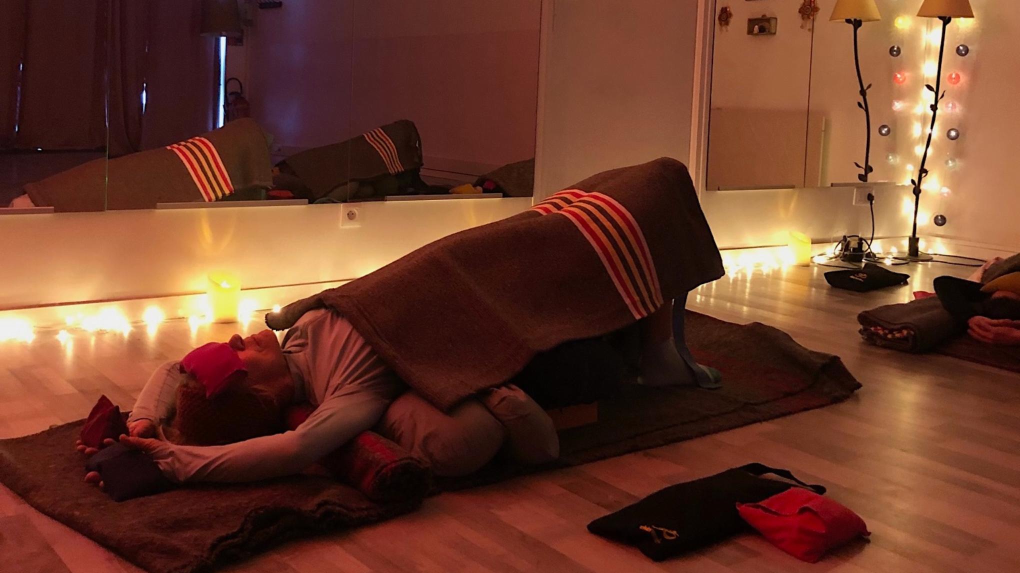 SÉANCE DE YOGA RESTAURATIF