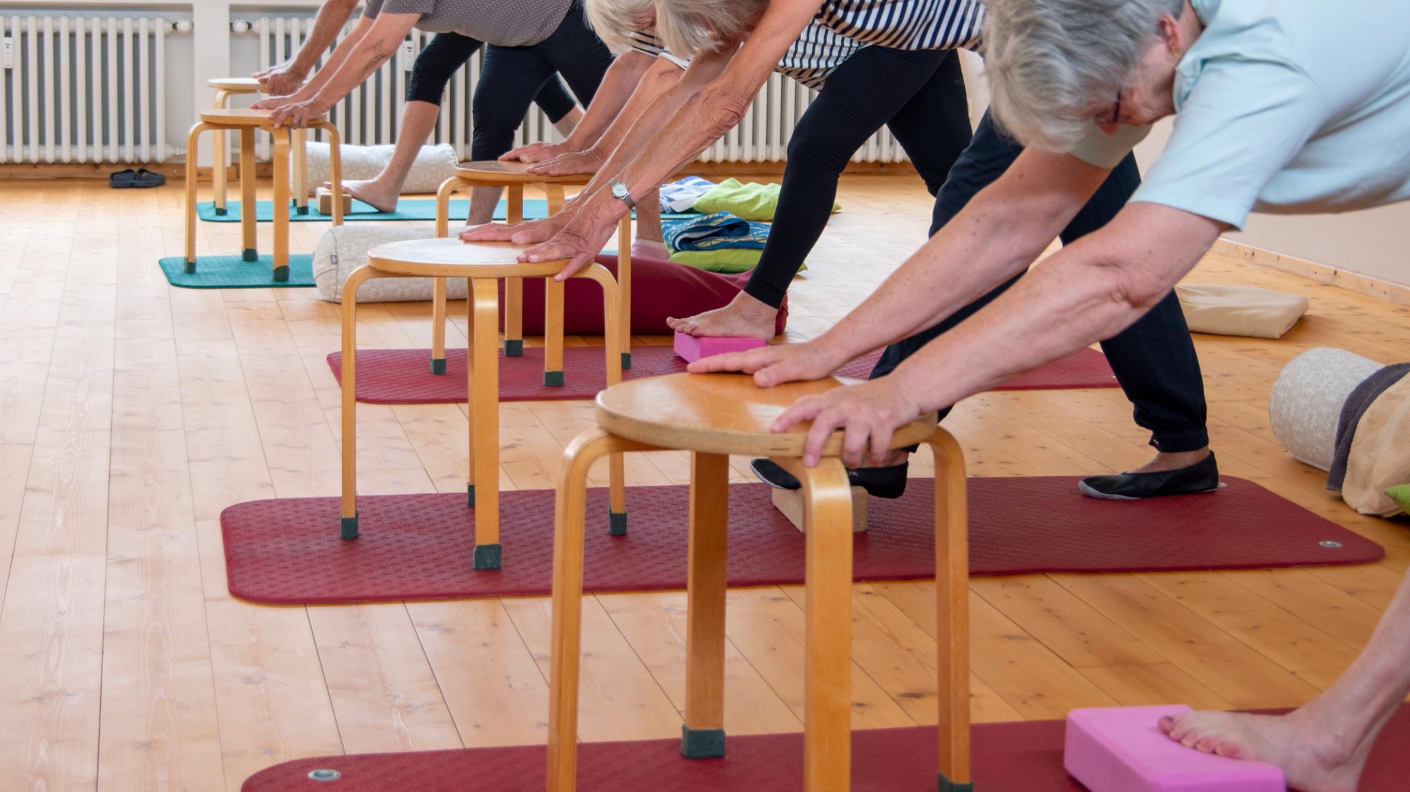 Stuhl-Yoga –Anpassungen und Sequencing für den Unterricht für Yogalehrer:in