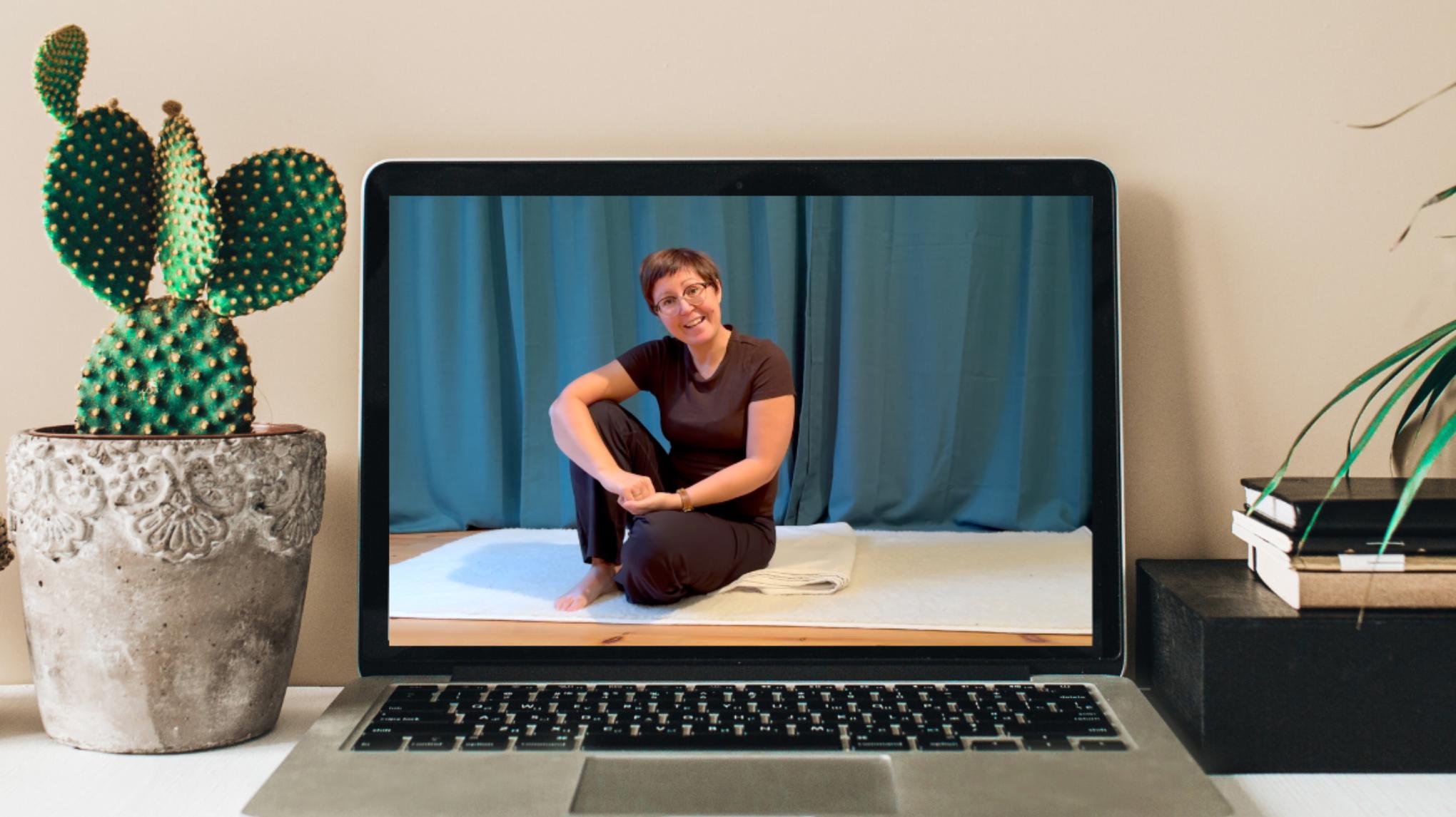 Stilla styrka online: Mjuka upp lederna, stärk kroppen och varva ner.