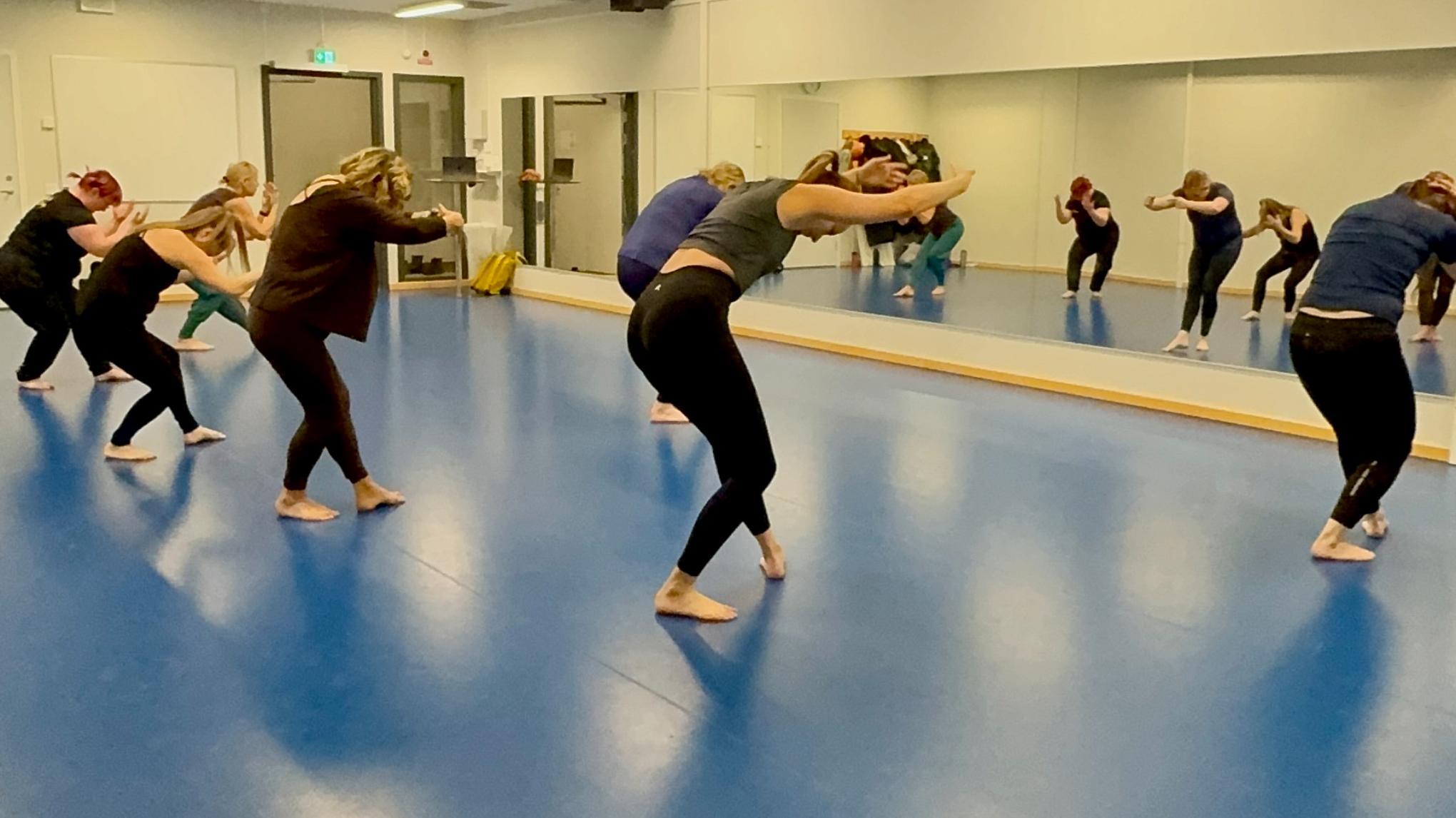Danskurs modern/jazz. Dansglädje, schyssta rörelser och fin gemenskap.