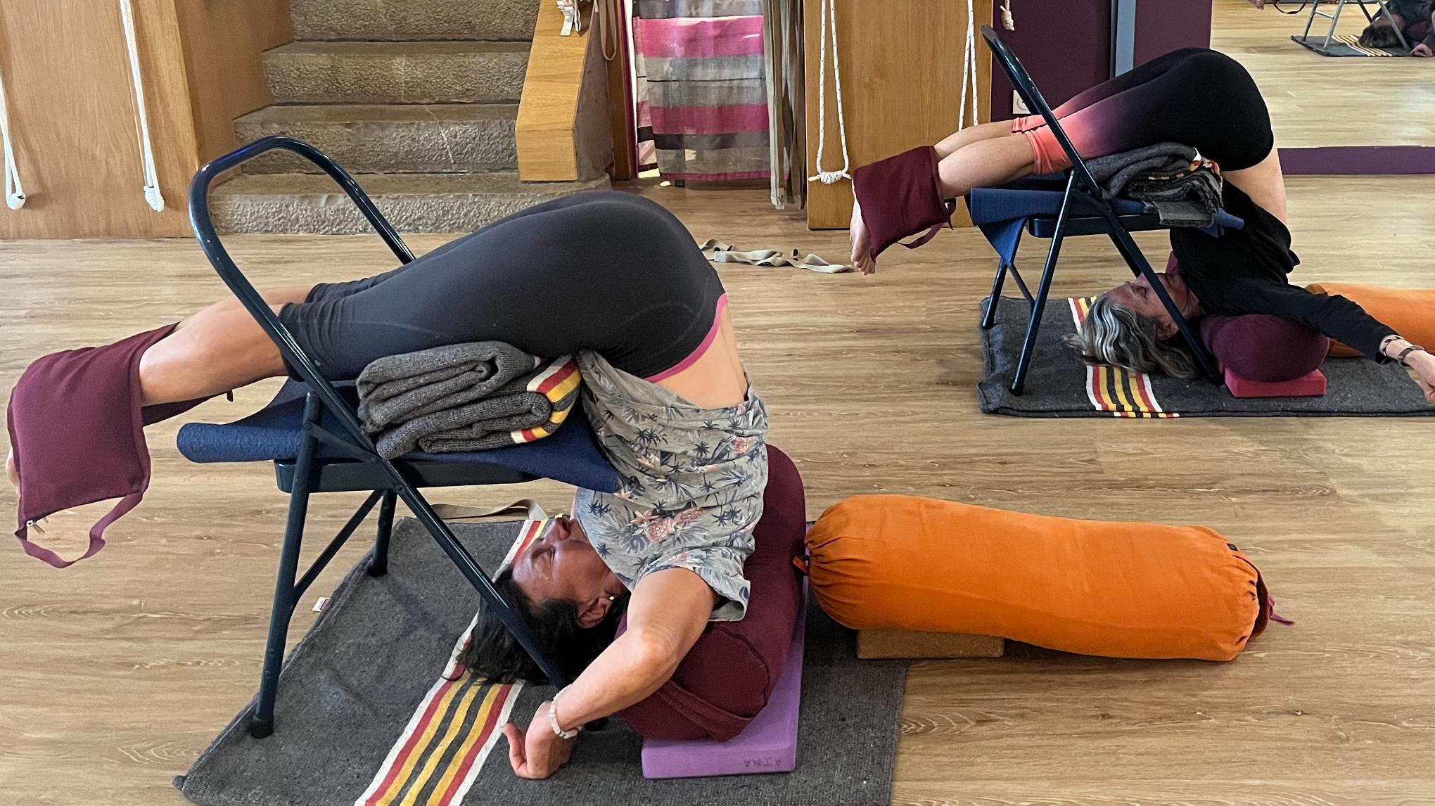 Cours de postures inversées et prāṇāyāma