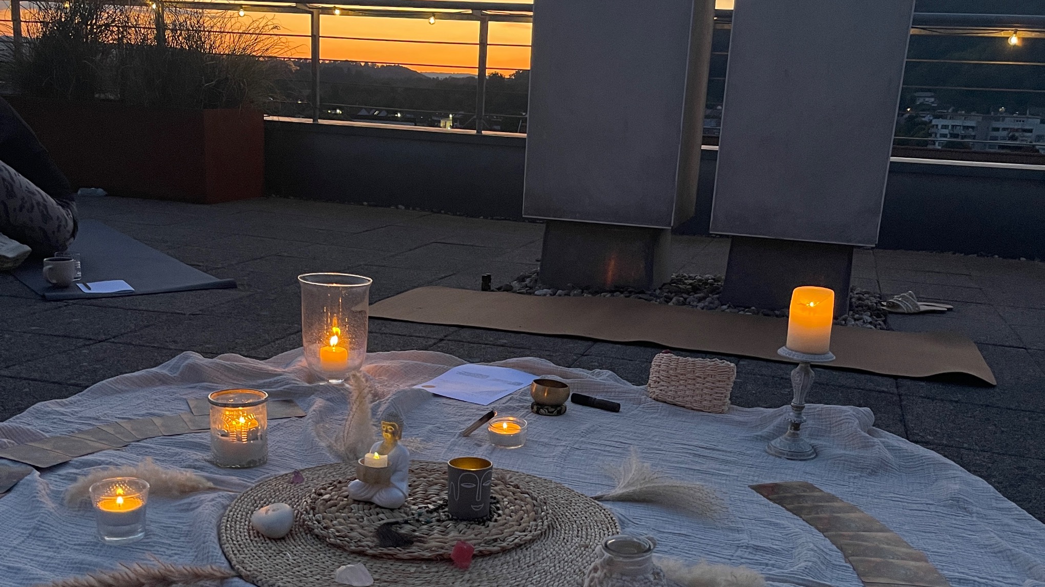 Rooftop Vollmond Yoga
