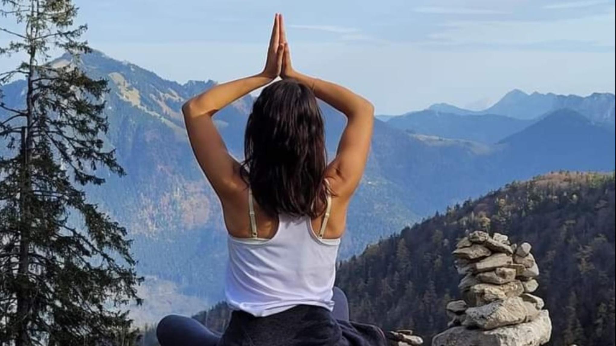 Alm-Yoga am Streichen