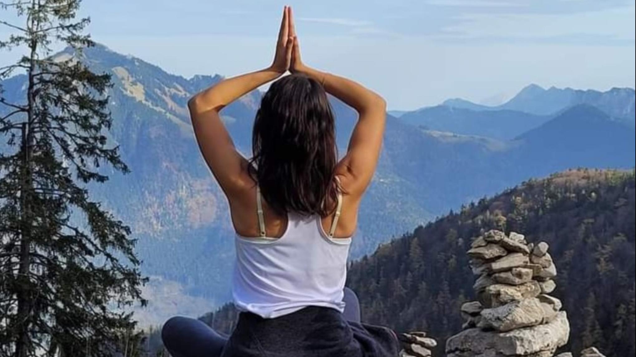 Alm-Yoga am Streichen