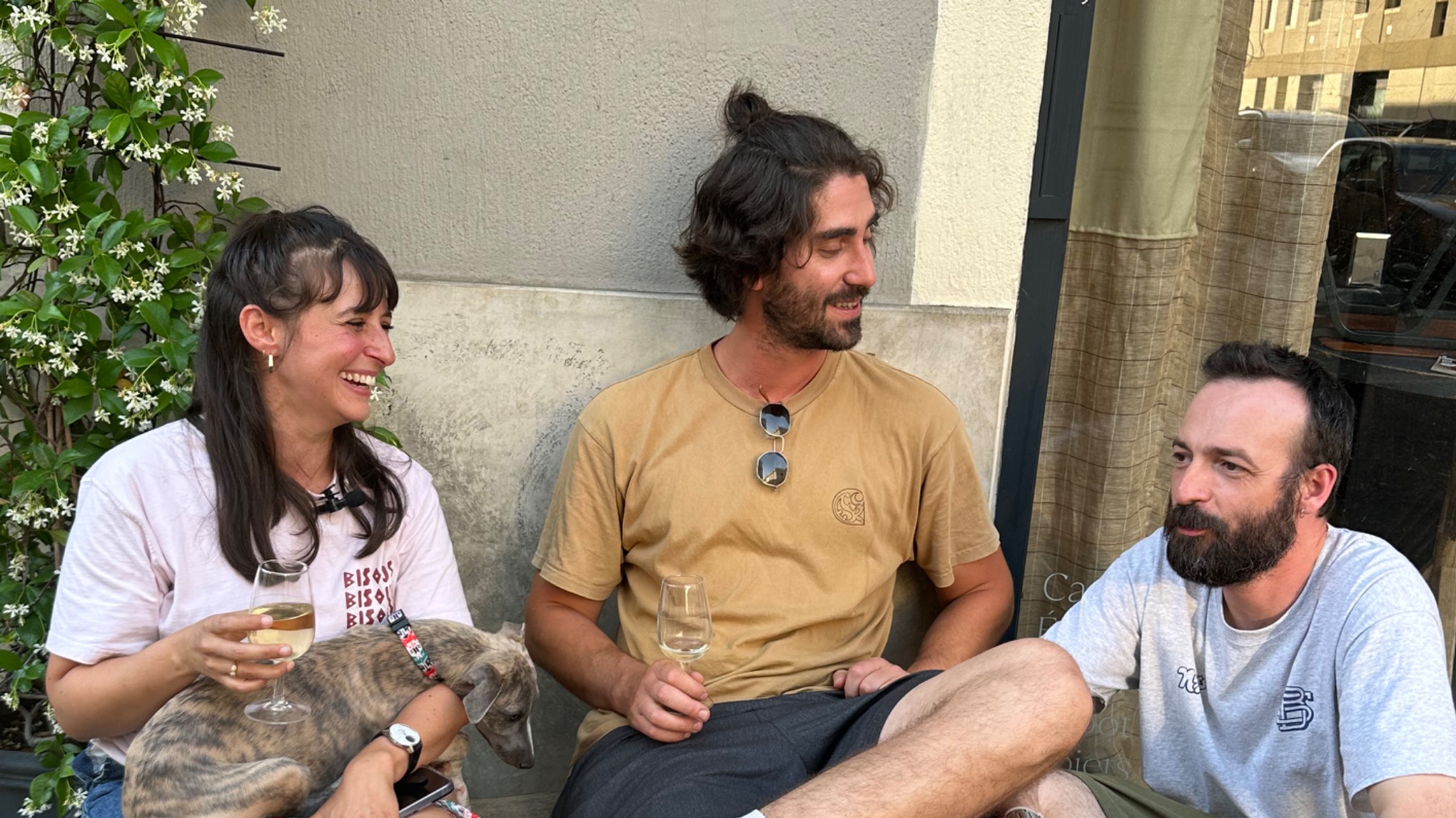 Yoga en terrasse ☀️ chez Textures, avec Malia 🍷et Nuggets 👕