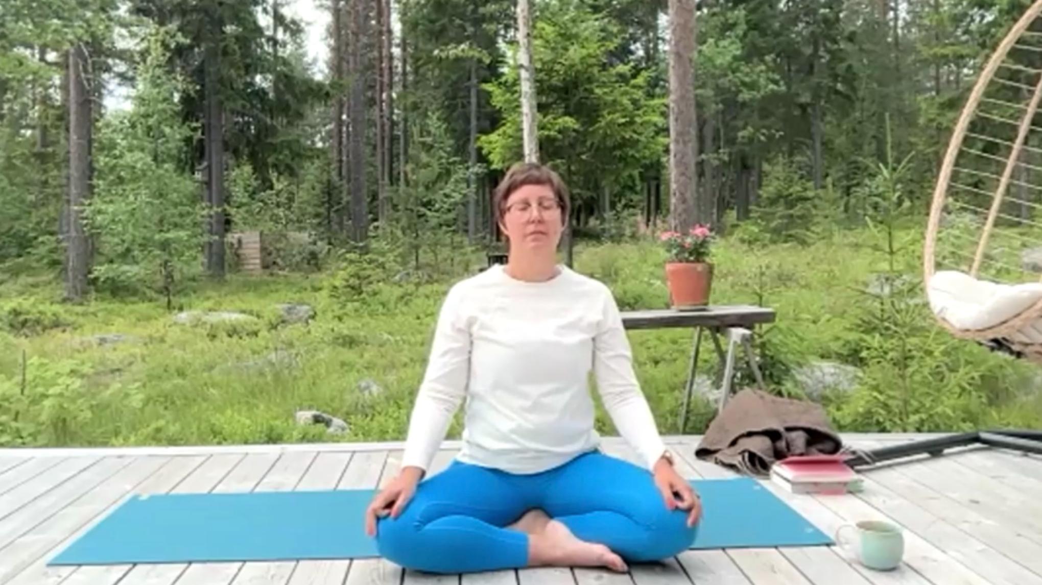 Augustiklubben: Sommaryoga på zoom tillsammans 🌞 Mån/Ons hela augusti.