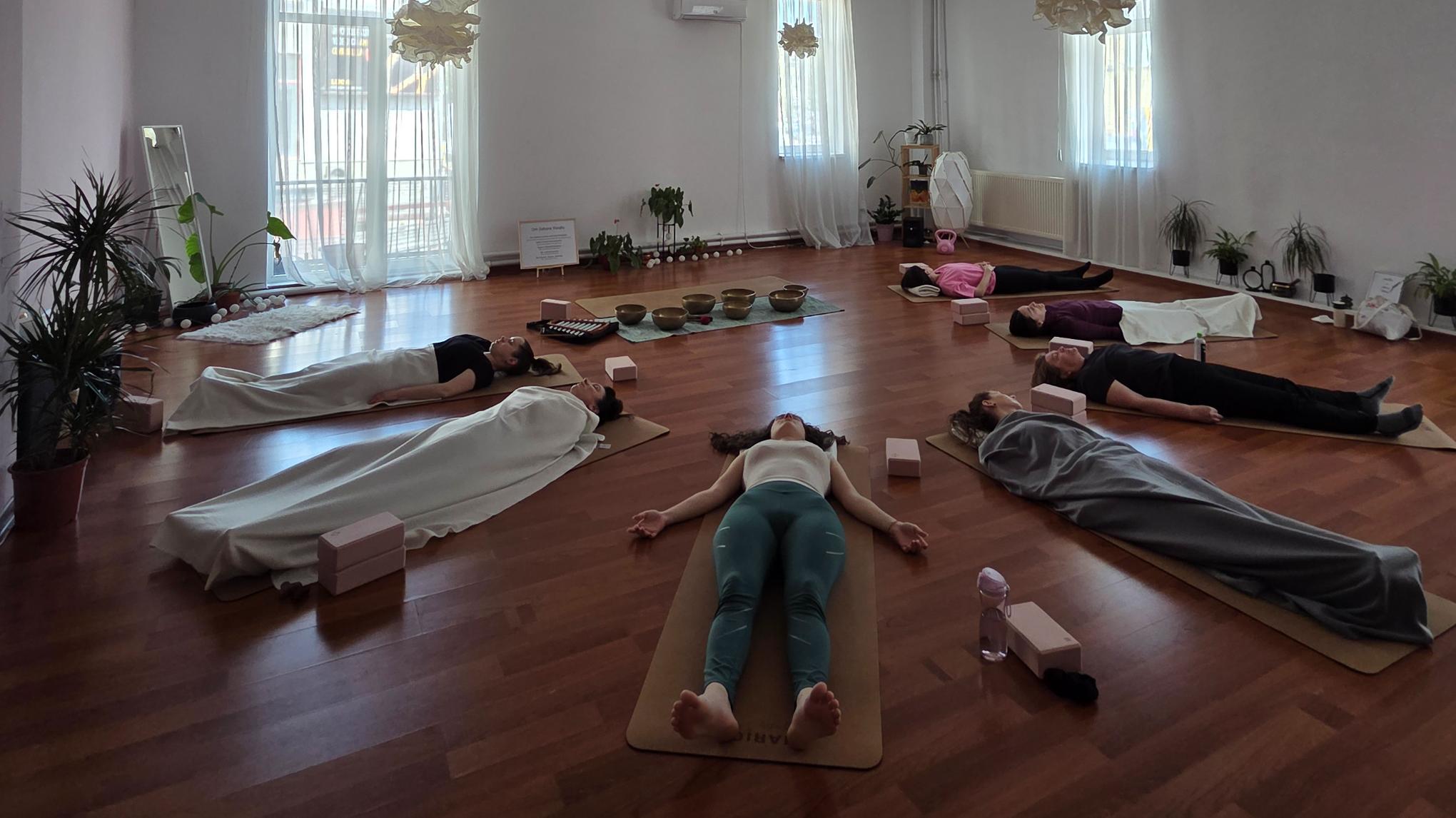 Cerc de femei: yoga, boluri tibetane și cacao
