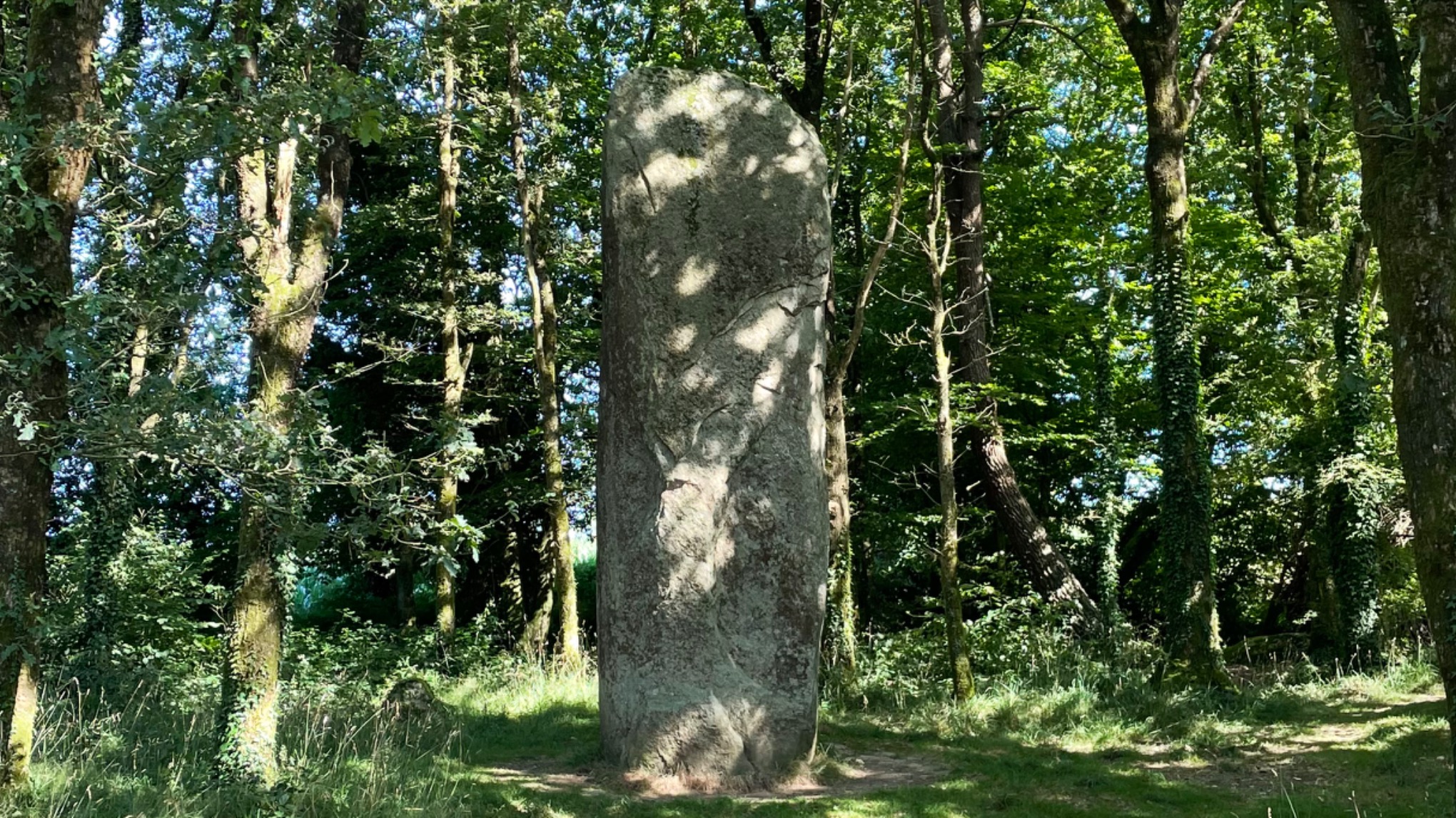 Yoga en plein air au menhir de Kermarquer