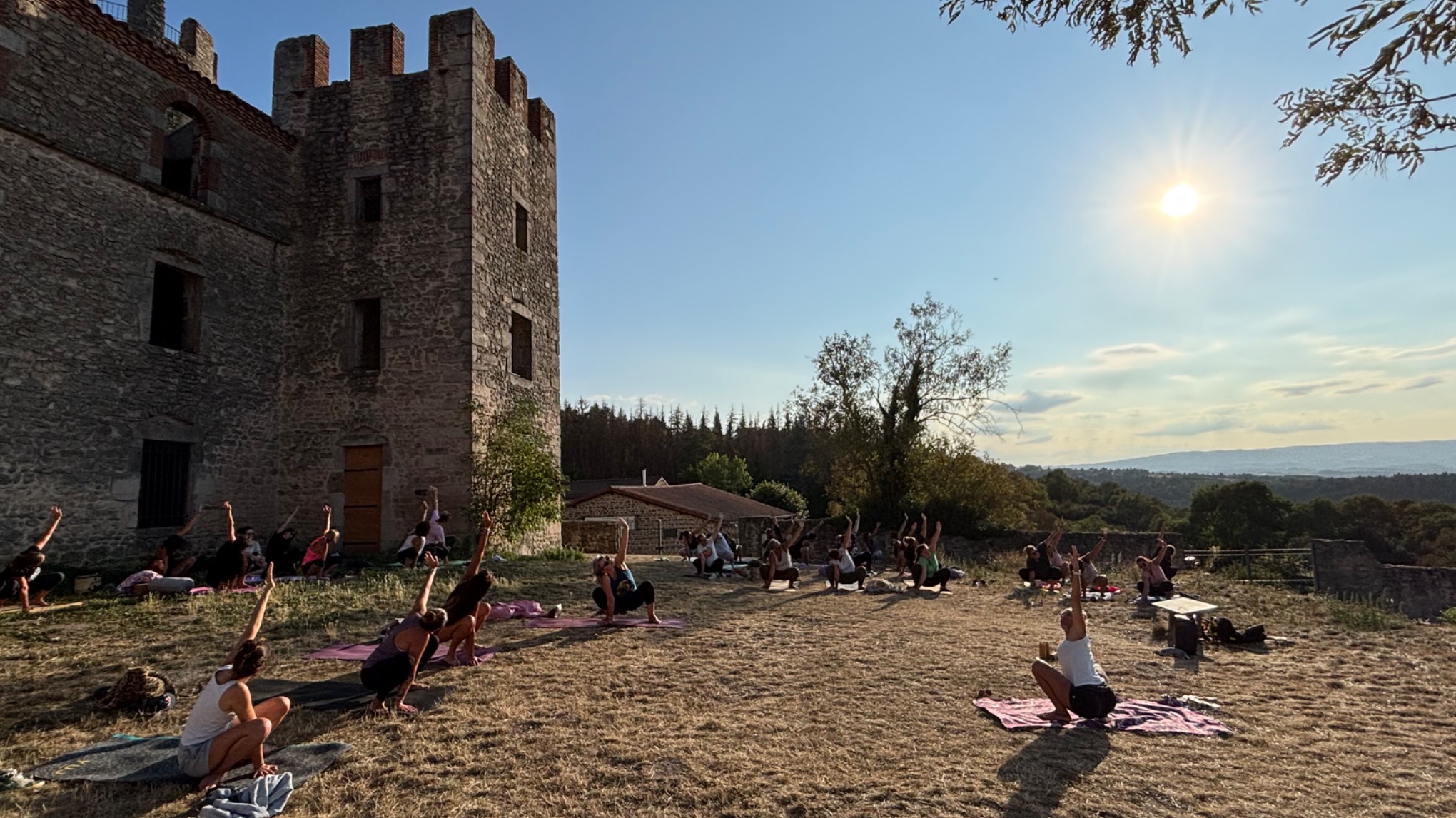 Yoga slow flow au Château d'Essalois