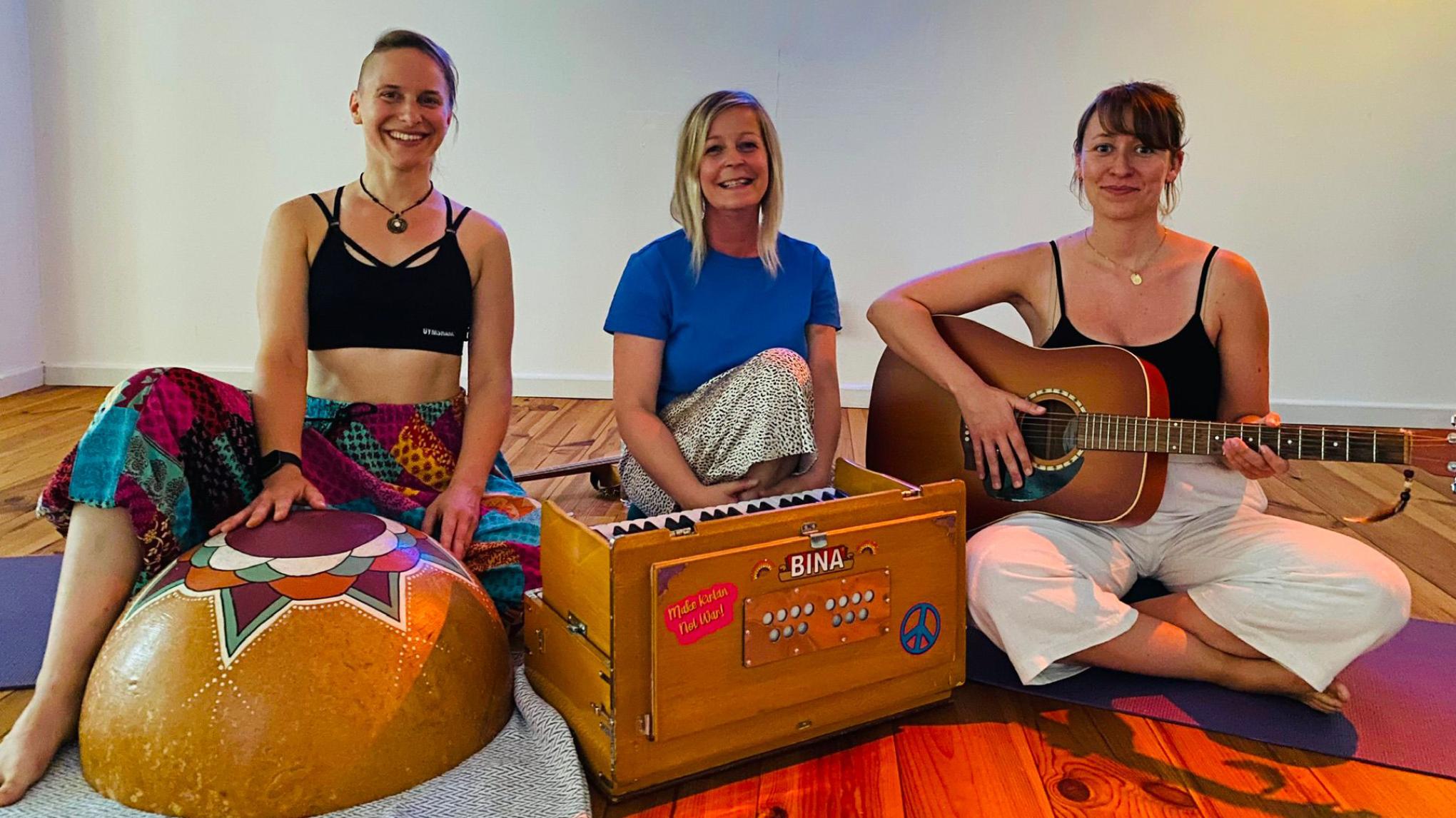 Mantra-Singkreis mit Alex, Janine und Vanessa
