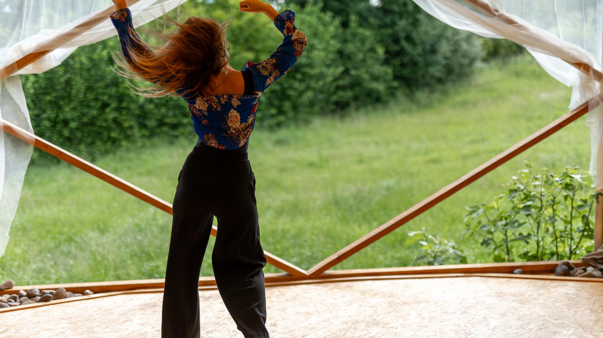 LA DANSE LIBRE À TRAVERS LES CHAKRAS avec Linda Rosas