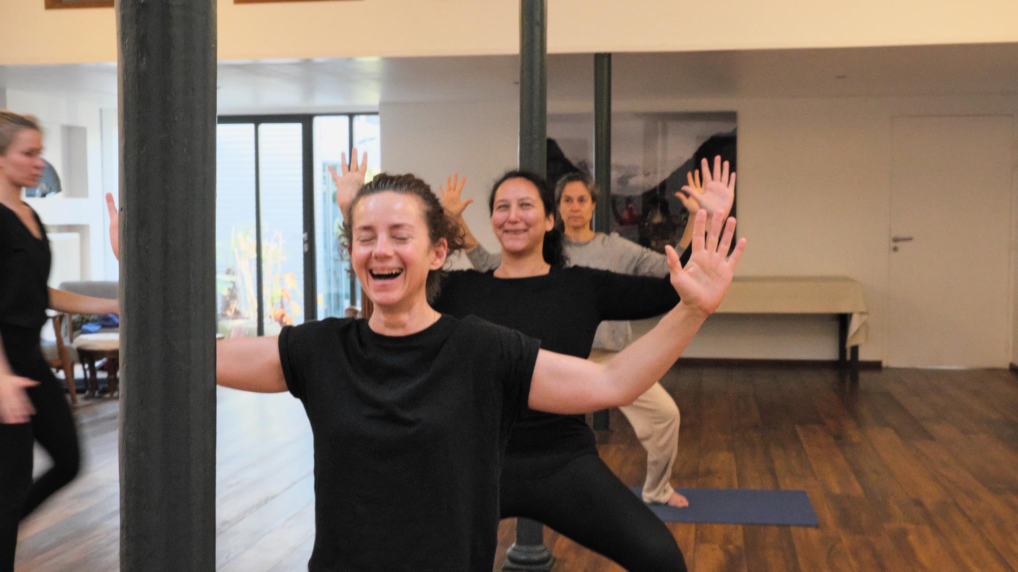 DE L’IMMOBILITÉ AU MOUVEMENT EN YOGA