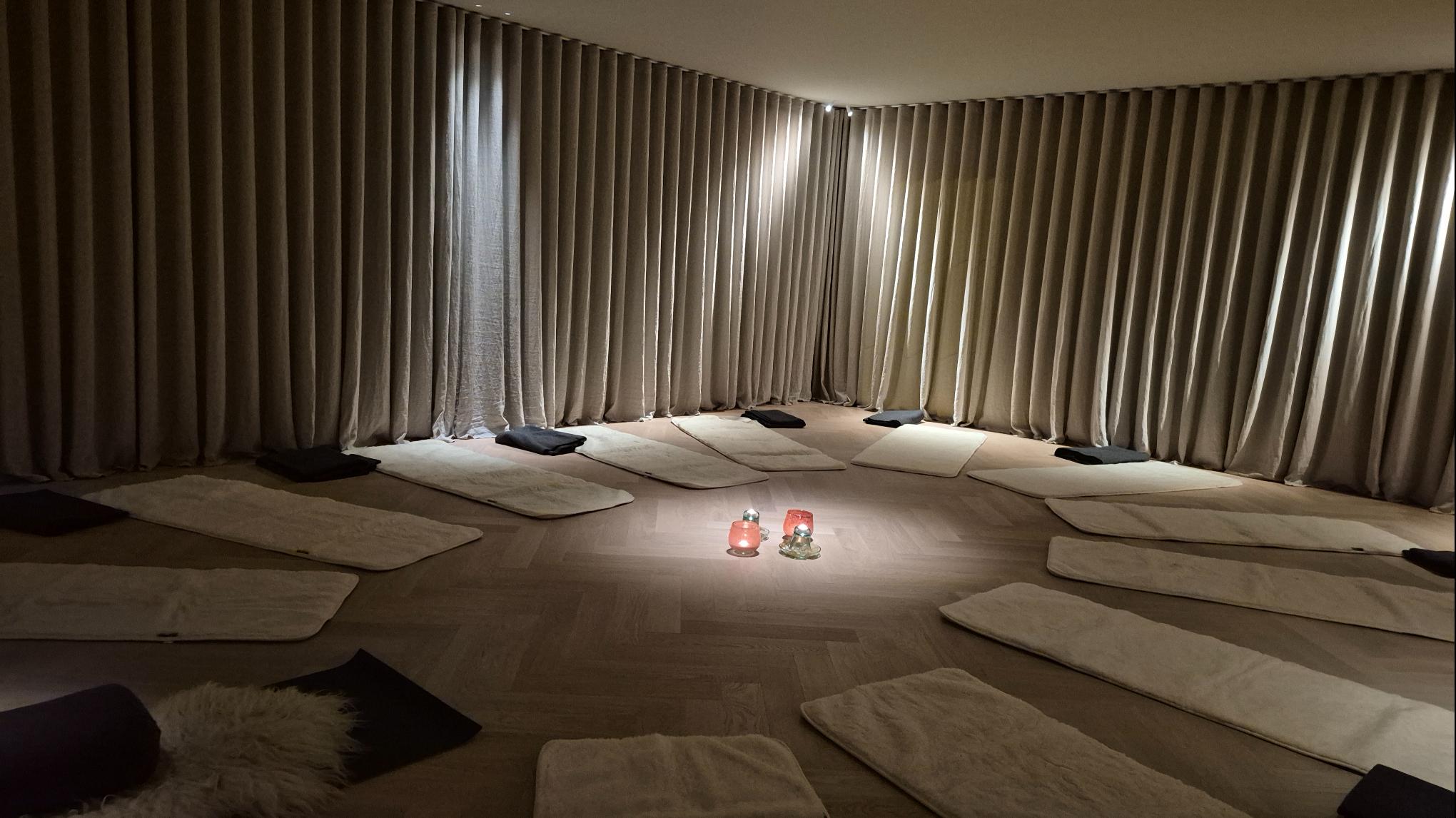Yin yoga met live harpmuziek in Edin voor de Warmste Week